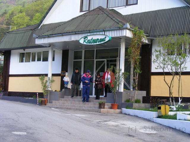 Restaurant deschis la Poiana Sarata