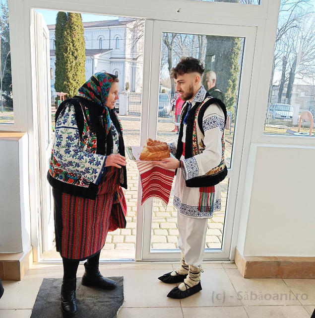 Costum popular cusut manual