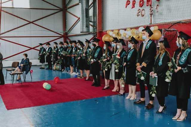 Festivitate de absolvire in sala de sport  a liceului" Vasile Alexandri"