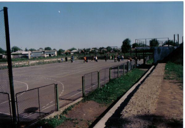 Pe terenul de sport al liceului din Sabaoani