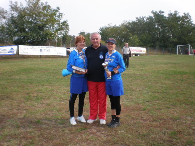 Iulik si Mihaela impreuna cu vestitul arbitru de Baseball si Softball