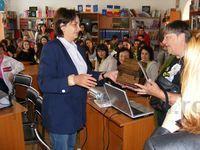 Doamna coordonatoare de proiect de la Orsova inmaneaza celor din Sabaoani un ceas ca sa numere clipele pana la revederea din oct
