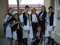 Prezentarea costumului ardelenesc in cadrul proiectului de parteneriat scolar "Traditii si obiceiuri peste Carpati&