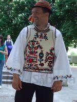 Costumul popular purtat si de Junii Sibiului