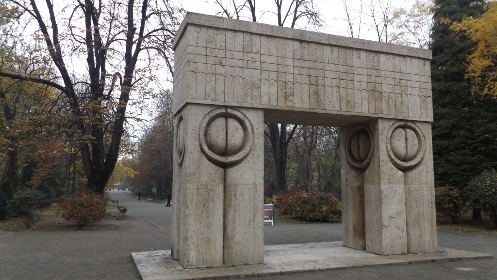 Această imagine are atributul alt gol; numele fișierului este Poarta-sarutului-de-Brancusi-1024x576.jpg