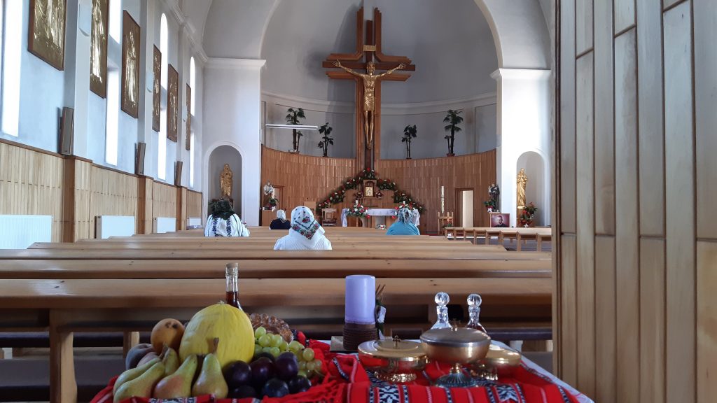 Această imagine are atributul alt gol; numele fișierului este interior-Biserica-Înaltarea-Sfantei-Cruci-din-Sabaoani-1024x576.jpg