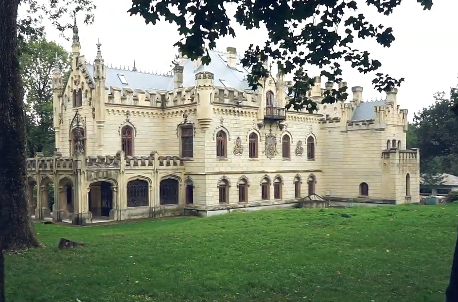 Această imagine are atributul alt gol; numele fișierului este Castelul-Miclauseni.jpg