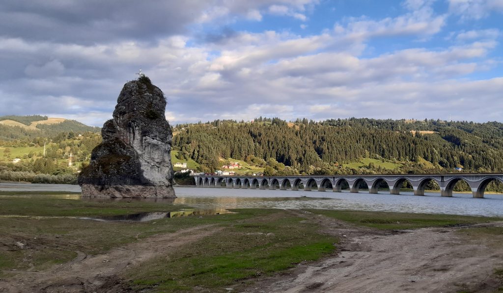 Această imagine are atributul alt gol; numele fișierului este Piatra-dracului2-1024x598.jpg