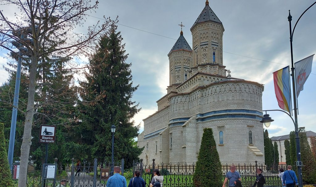 Această imagine are atributul alt gol; numele fișierului este Biserica-Trei-Ierarhi-Moldova-Iasi-1024x607.jpg