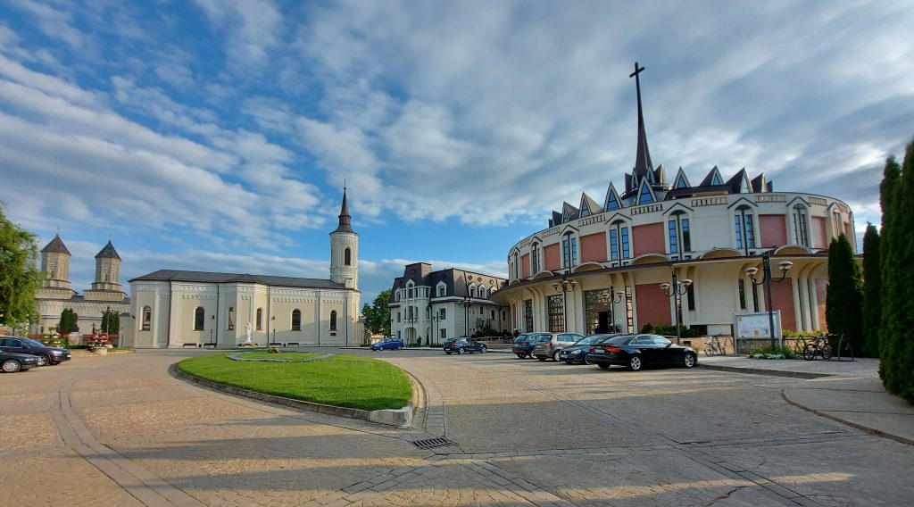 Această imagine are atributul alt gol; numele fișierului este Catedrala-catolica-Iasi-1024x568.jpg