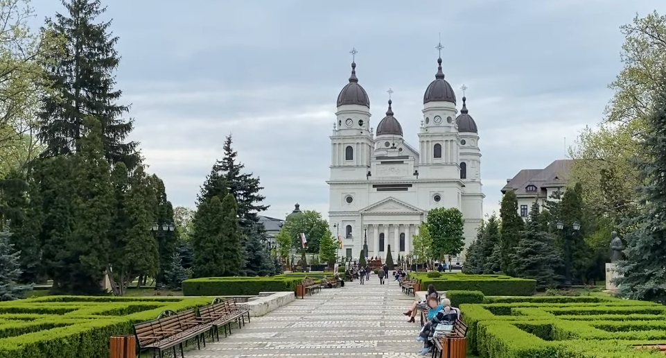 Această imagine are atributul alt gol; numele fișierului este Mitropolia-ortodoxa-Iasi.jpg