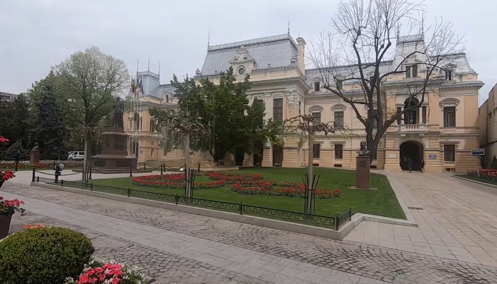 Această imagine are atributul alt gol; numele fișierului este Palatul-Roset-Roznovanu-Iasi-1024x586.jpg