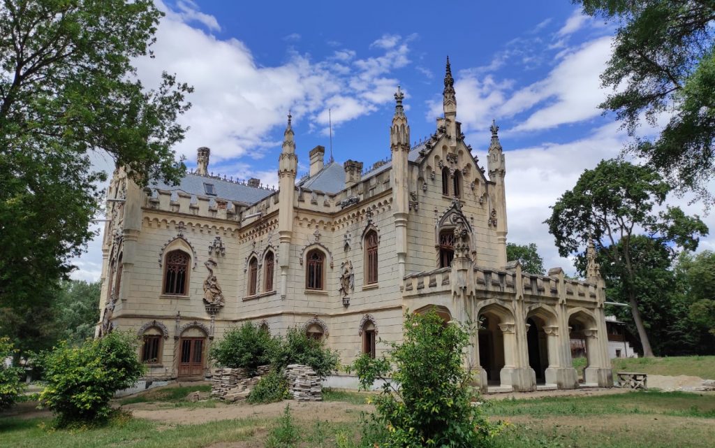 Această imagine are atributul alt gol; numele fișierului este Castelul-Sturdza-Miclauseni-1024x641.jpg