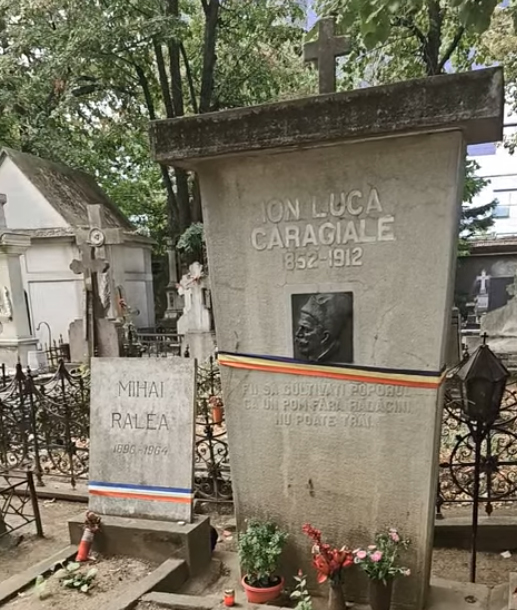 Această imagine are atributul alt gol; numele fișierului este Mormantul-Ion-Luca-Caragiale.jpg